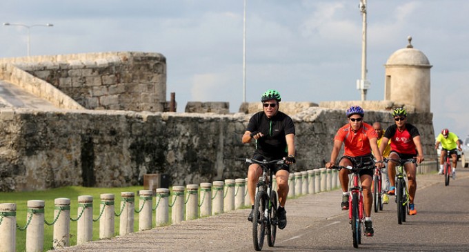 Presidente Correa recorre las calles de Cartagena en bicicleta