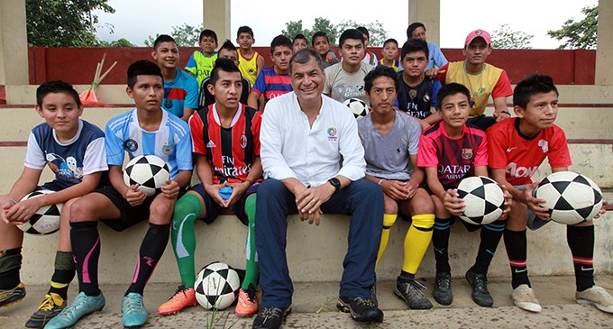Las escuelas de fútbol de Emelec y Barcelona garantizan la inclusión social de jóvenes que viven en la extrema pobreza