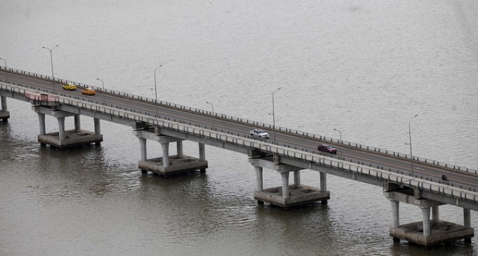 Se realiza mantenimiento en el Puente los Caras, en Manabí