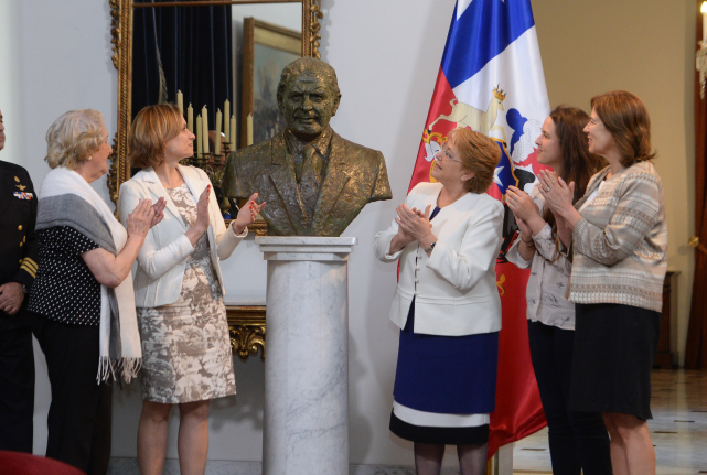 CHILE: Presidenta Bachelet develó busto de Patricio Aylwin que estará en la Galería de los Presidentes