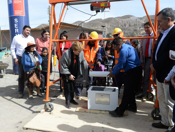 Bachelet coloca primera piedra de las viviendas que favorecerán a más de 30 familias Aymara