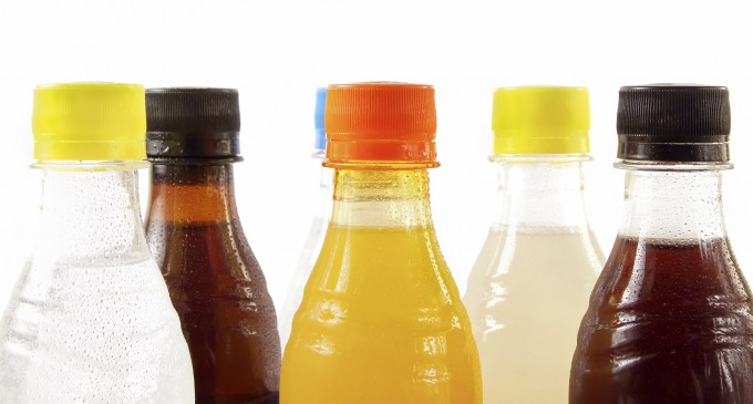 La OMS pide a los gobiernos gravar las bebidas azucaradas hasta en un 50%