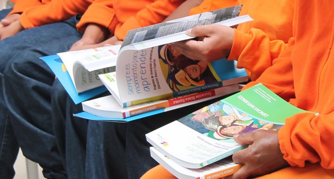 Ministerio de Cultura y Patrimonio entregó 12 mil libros para las bibliotecas de los Centros de Rehabilitación Social