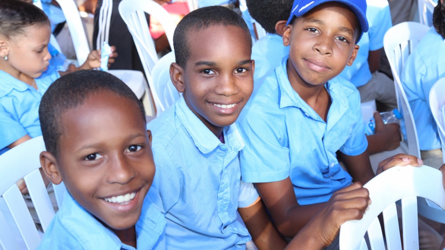 REPÚBLICA DOMINICANA: Estudiantes y padres emocionados por tener en su barrio la escuela básica San Rafael Km2