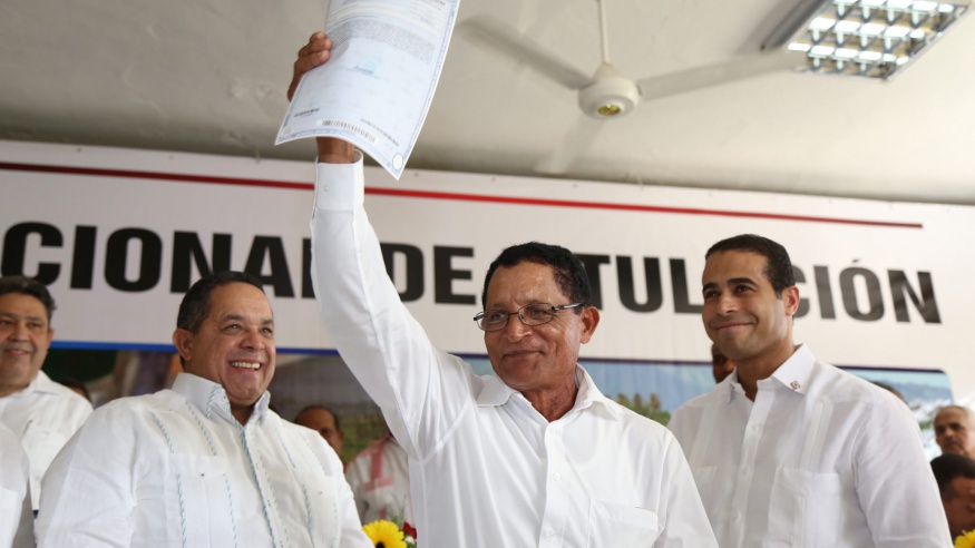 REPÚBLICA DOMINICANA: Gobierno entrega títulos definitivos a 166 familias de Río Llano, Higüey