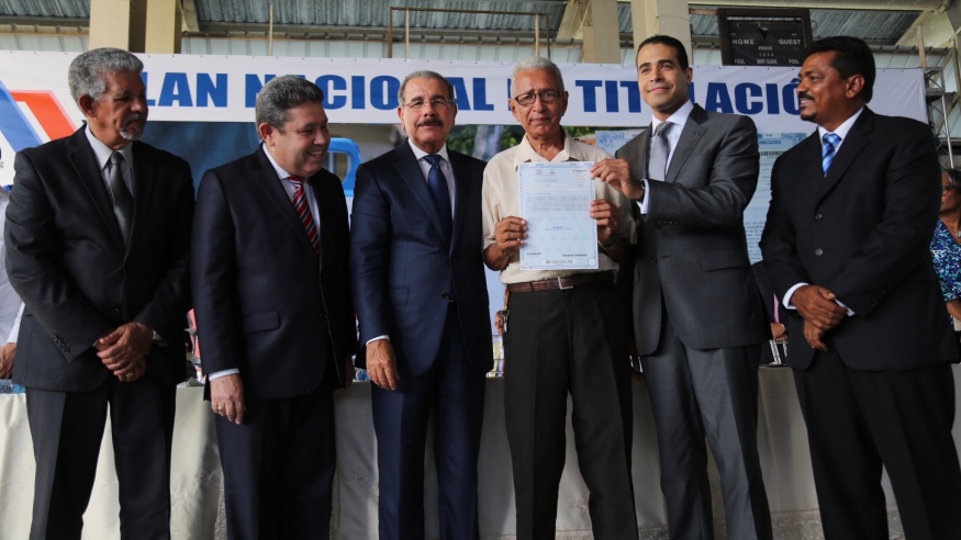 REPÚBLICA DOMINICANA: Presidente entrega 576 títulos definitivos; impactan a 1,700 personas de Los Alcarrizos