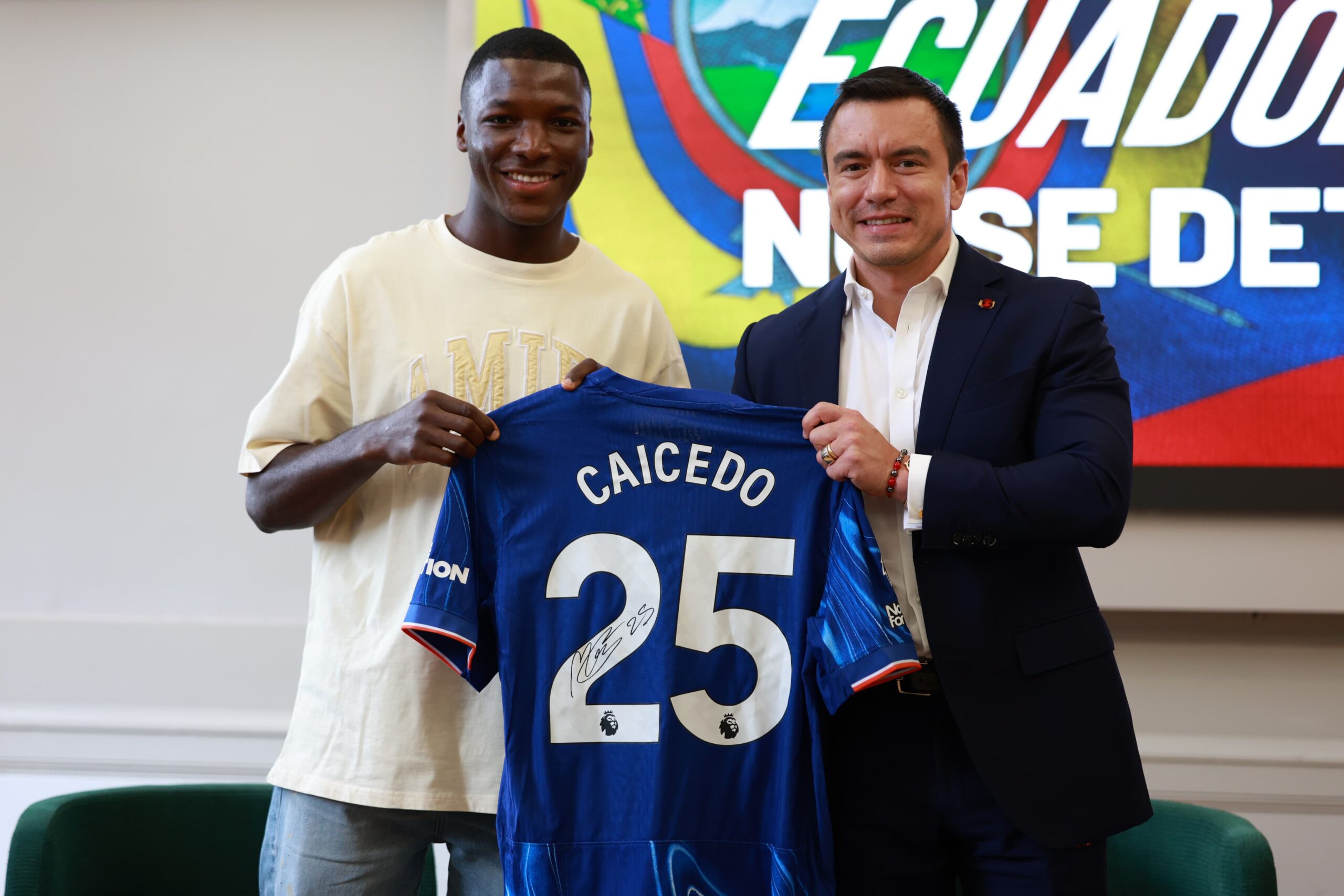 ECUADOR: El Presidente Noboa Reconoce a Moisés Caicedo en Londres por Su Aporte al Deporte Ecuatoriano
