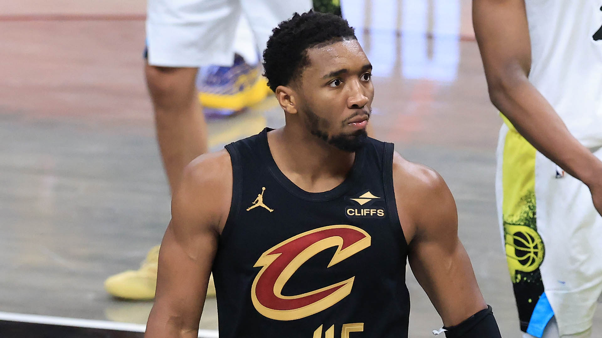 Donovan Mitchell de los Cavs sale del Juego 4, se someterá a una resonancia magnética en el tobillo izquierdo