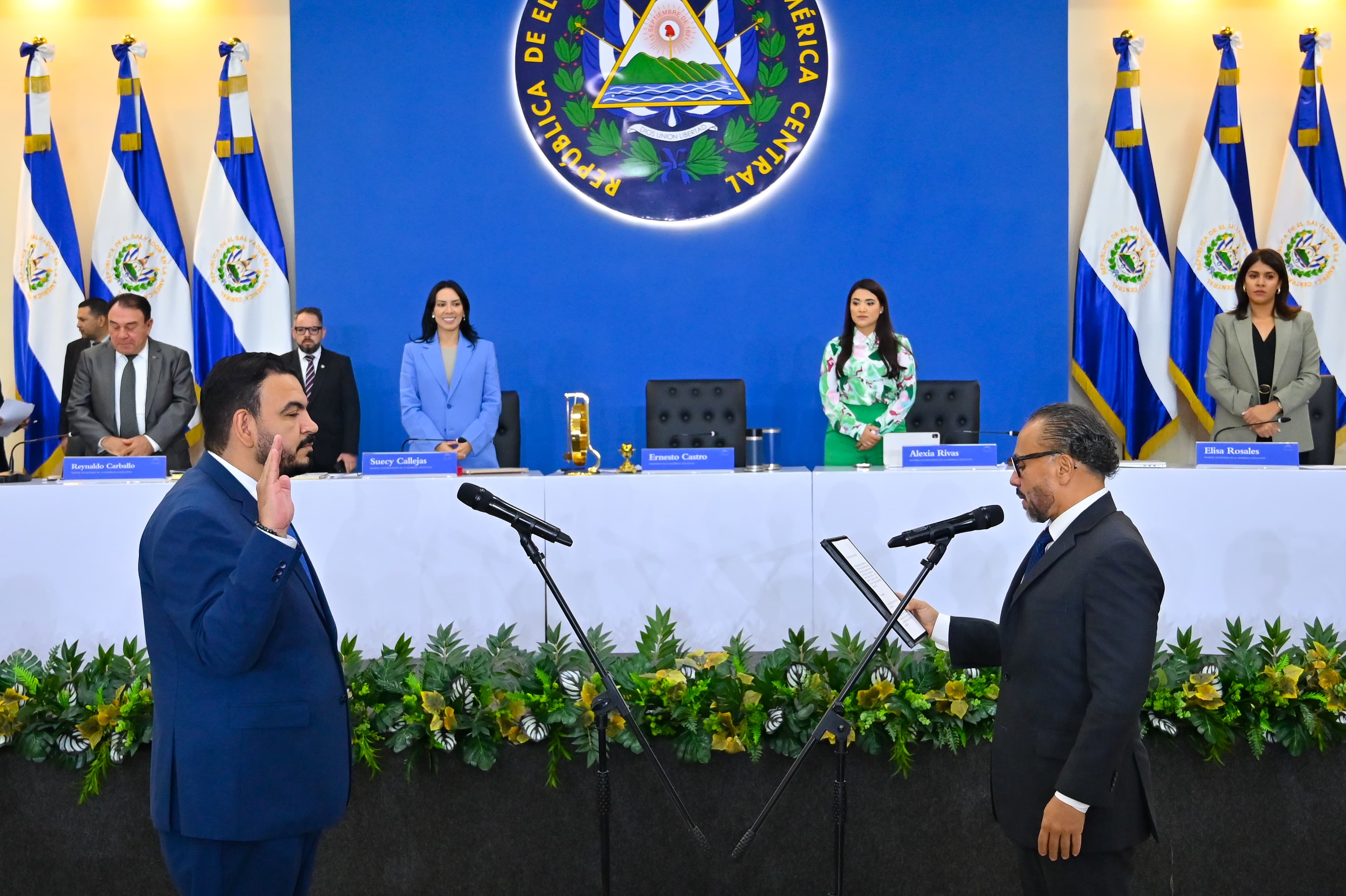 Abogado René Escobar es reelegido como procurador general de la República